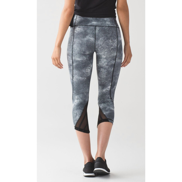 Lululemon Essential Rhythm Crop (Full-On Luxtreme) Diffusion White Black Sz. 4 - Picture 2 of 13